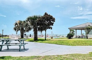 Outdoor dining - Sun, Sand & Savings – Gulf-Front Comfort for the Whole Family (Gulf Shores)