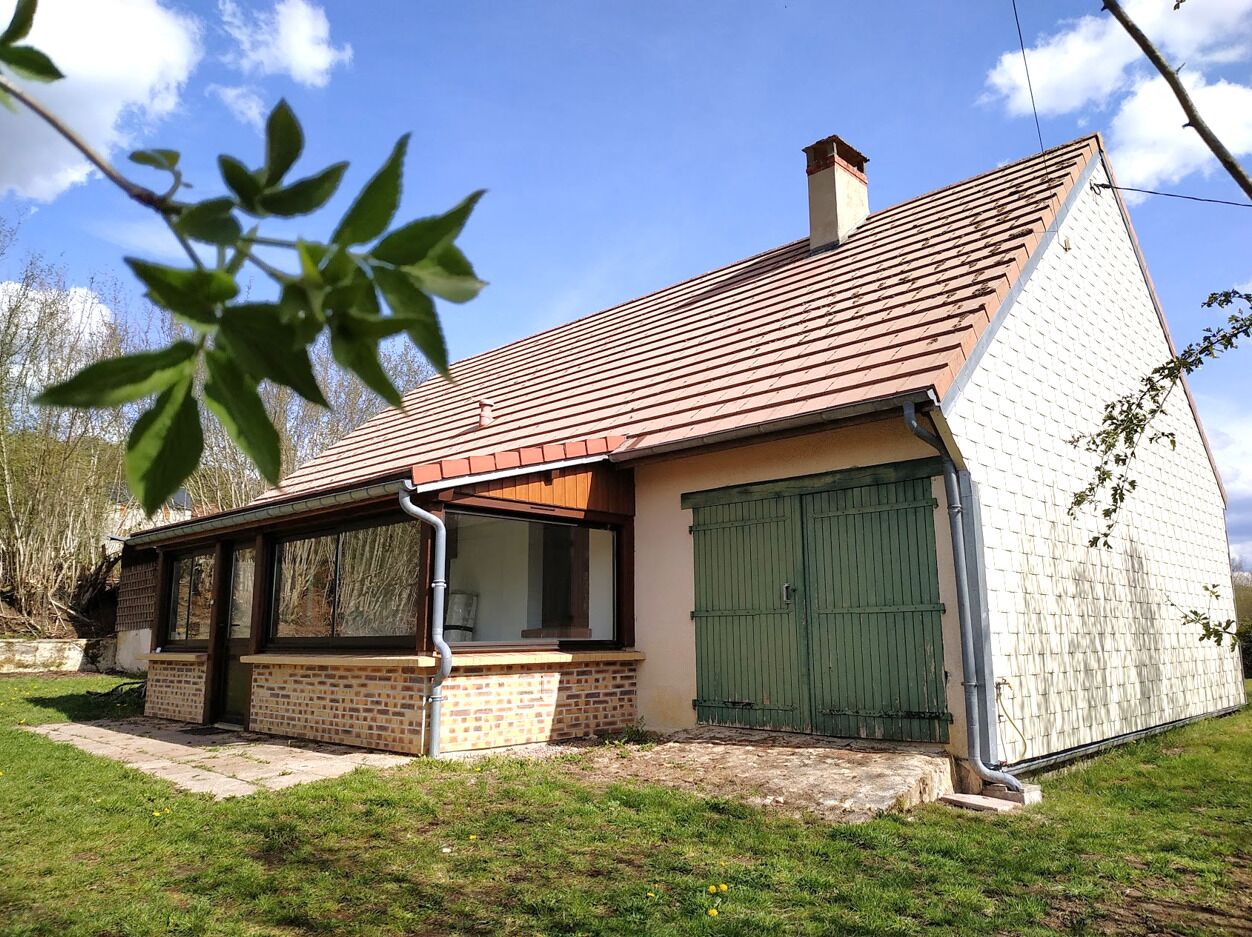 House with large garden 15min walk from Saut de Gouloux