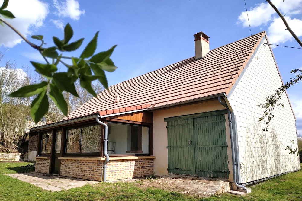House with large garden 15min walk from Saut de Gouloux