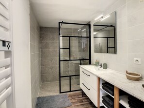 Dusche, Haartrockner, Handtücher, Seife