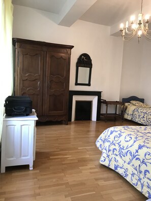 3 camere, una scrivania, ferro/asse da stiro, Wi-Fi gratuito