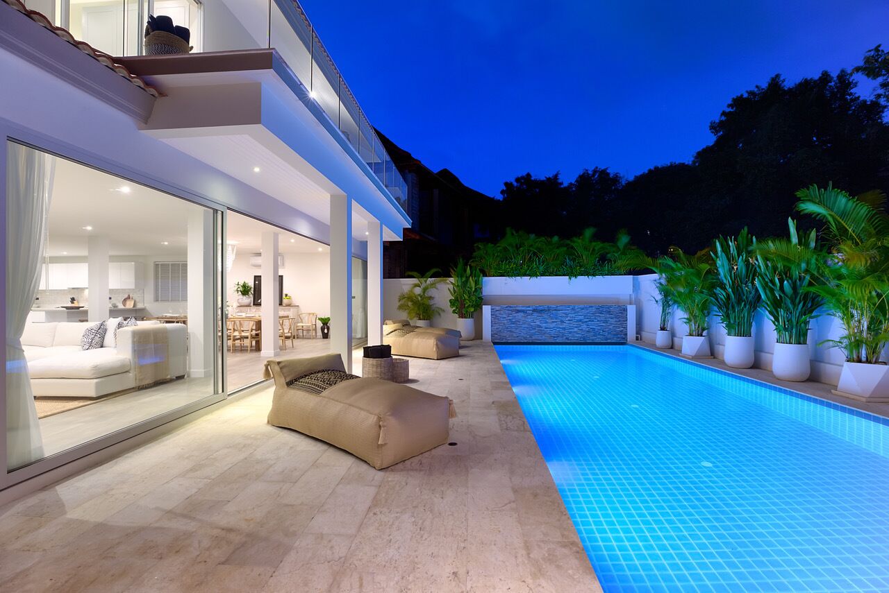 Una piscina al aire libre