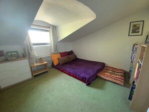 5 bedrooms, iron/ironing board, WiFi, bed sheets