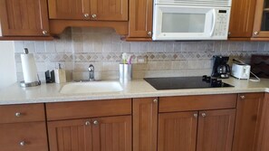 Kühlschrank, Mikrowelle, Wasserkocher mit Kaffee-/Teezubehör, Toaster