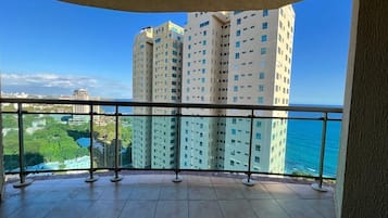 Un balcón con vistas a edificios altos y una masa de agua.
