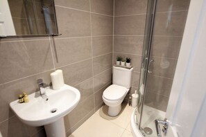Shower, hair dryer, towels - Spacious 2 Bedroom Duplex (Reading)