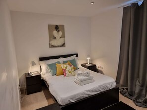 2 bedrooms, desk, iron/ironing board, WiFi
