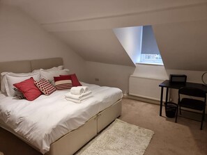 2 bedrooms, desk, iron/ironing board, WiFi