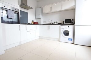 Fridge, microwave, oven, stovetop - Spacious 2 Bedroom Duplex (Reading)