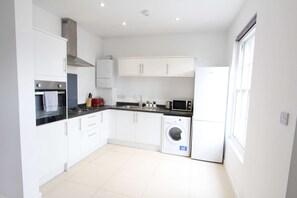 Fridge, microwave, oven, stovetop - Spacious 2 Bedroom Duplex (Reading)