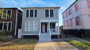 Exterior - Sail La Víe - 1/1 King with full kitchen - EEHD - Walk Downtown or Cruises (Galveston)