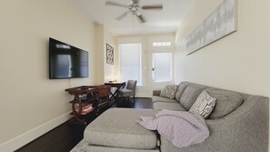 Smart TV, DVD player, books - Sail La Víe - 1/1 King with full kitchen - EEHD - Walk Downtown or Cruises (Galveston)