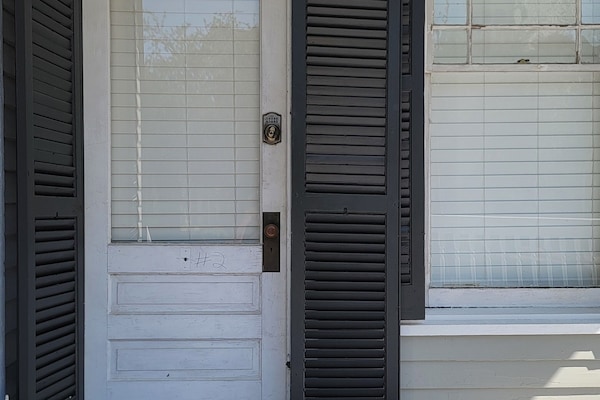Current picture of door to the apartment. (#2)