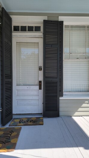 Exterior detail - Sail La Víe - 1/1 King with full kitchen - EEHD - Walk Downtown or Cruises (Galveston)