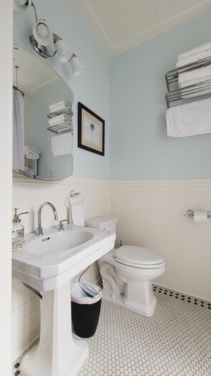 Shower, hair dryer, towels, soap - Sail La Víe - 1/1 King with full kitchen - EEHD - Walk Downtown or Cruises (Galveston)