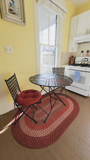 Dining - Sail La Víe - 1/1 King with full kitchen - EEHD - Walk Downtown or Cruises (Galveston)