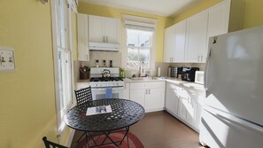 Fridge, microwave, oven, stovetop - Sail La Víe - 1/1 King with full kitchen - EEHD - Walk Downtown or Cruises (Galveston)