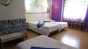 A hotel room with two beds, a small table, and a chair. - Residencial Pimenta (Portimão)
