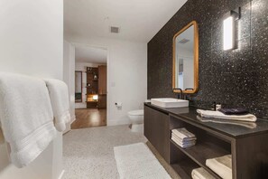 Shower, hair dryer, towels - Luxury Rainey High-Rise | Rooftop Pool & Gym (Austin)