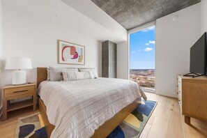 2 bedrooms, iron/ironing board, WiFi, bed sheets - Luxury Rainey High-Rise | Rooftop Pool & Gym (Austin)