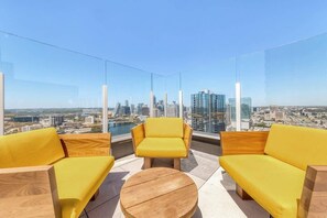 Property grounds - Luxury Rainey High-Rise | Rooftop Pool & Gym (Austin)