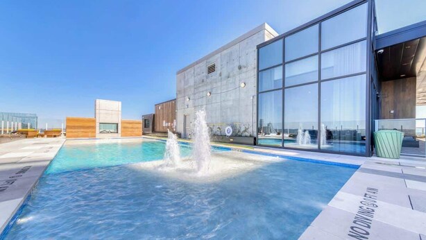 Ein modernes Gebäude mit Pool und Springbrunnen.