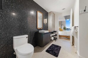 シャワー、ヘアドライヤー、タオル