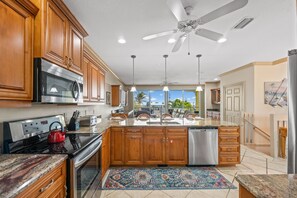 Fridge, microwave, oven, stovetop - Beach Getaway in Bradenton Beach with Games, 2 Mins to Beach! - A Twist of Lime (Bradenton Beach)