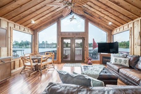 Smart TV. Liam’s Lodge-Peaceful Cabin, Panoramic Lake Views