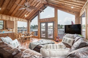 Smart TV - Liam’s Lodge-Peaceful Cabin, Panoramic Lake Views (Hot Springs)