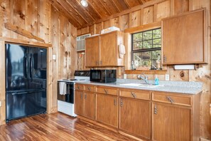 ثلاجة، ميكروويف، فرن، موقد طهي مسطح