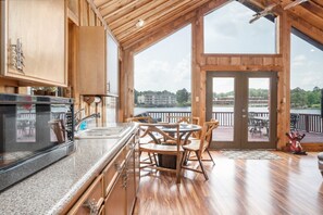 Fridge, microwave, oven, stovetop - Liam’s Lodge-Peaceful Cabin, Panoramic Lake Views (Hot Springs)