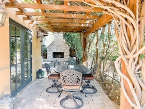 Outdoor dining - 2-Level Luxury Tuscan-inspired Downtown Home with En-suite Bedrooms (Palm Springs)