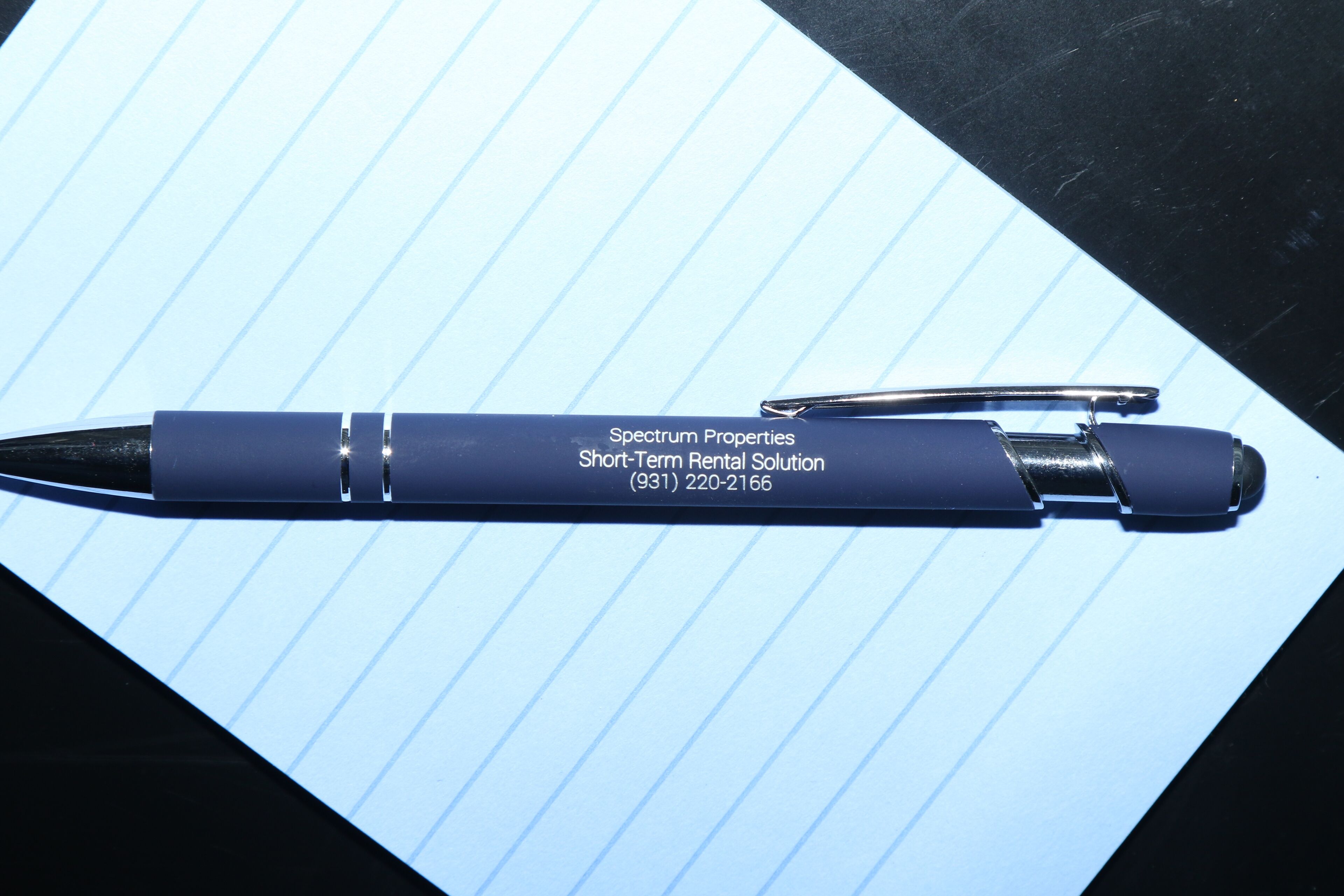Un stylo avec du texte.