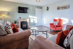 Cottage (3 Bedrooms) | Woonruimte | Een 32-inch flatscreentelevisie met kabelzenders en een televisie