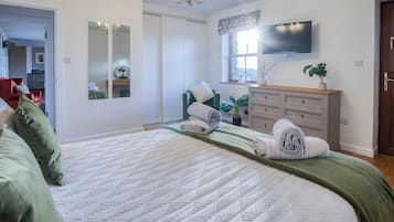 3 bedrooms, iron/ironing board, free WiFi, bed sheets