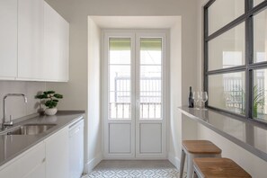 Kühlschrank, Mikrowelle, Ofen, Geschirrspüler