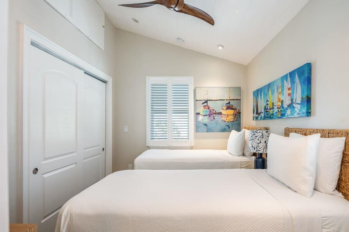 4 bedrooms, iron/ironing board, WiFi, bed sheets