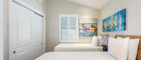 4 bedrooms, iron/ironing board, WiFi, bed sheets