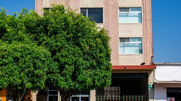 Vista frontal de la propiedad