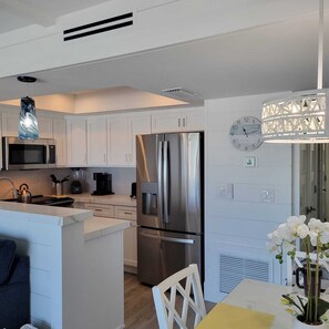 Kühlschrank, Mikrowelle, Herdplatte, Geschirrspüler