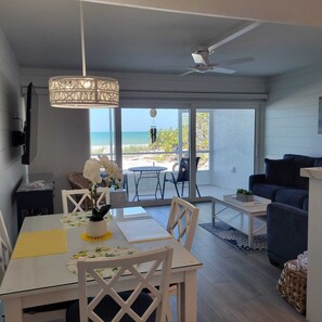 Dining - Coconuts108 - GULFFRONT - 1BR/1BA with pool - By Island Real Estate Vacations (Holmes Beach)