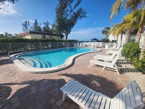 Pool - Coconuts108 - GULFFRONT - 1BR/1BA with pool - By Island Real Estate Vacations (Holmes Beach)