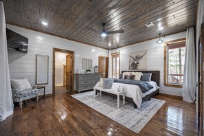 2 bedrooms, iron/ironing board, free WiFi, bed sheets - Sunrise Retreat - FREE Firewood, 2 Decks, Hot Tub, Pet Friendly! (Broken Bow)