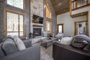 Smart TV, fireplace - Sunrise Retreat - FREE Firewood, 2 Decks, Hot Tub, Pet Friendly! (Broken Bow)
