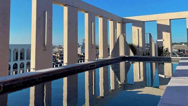 A modern pool with clear water reflecting the sky and surrounding architecture. - JOST Hôtel Bordeaux Centre Gare Saint Jean (Bordeaux)