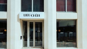 A building with a sign reading "LIEU CHÉRI" and glass doors labeled "ENTRÉE". - JOST Hôtel Bordeaux Centre Gare Saint Jean (Bordeaux)