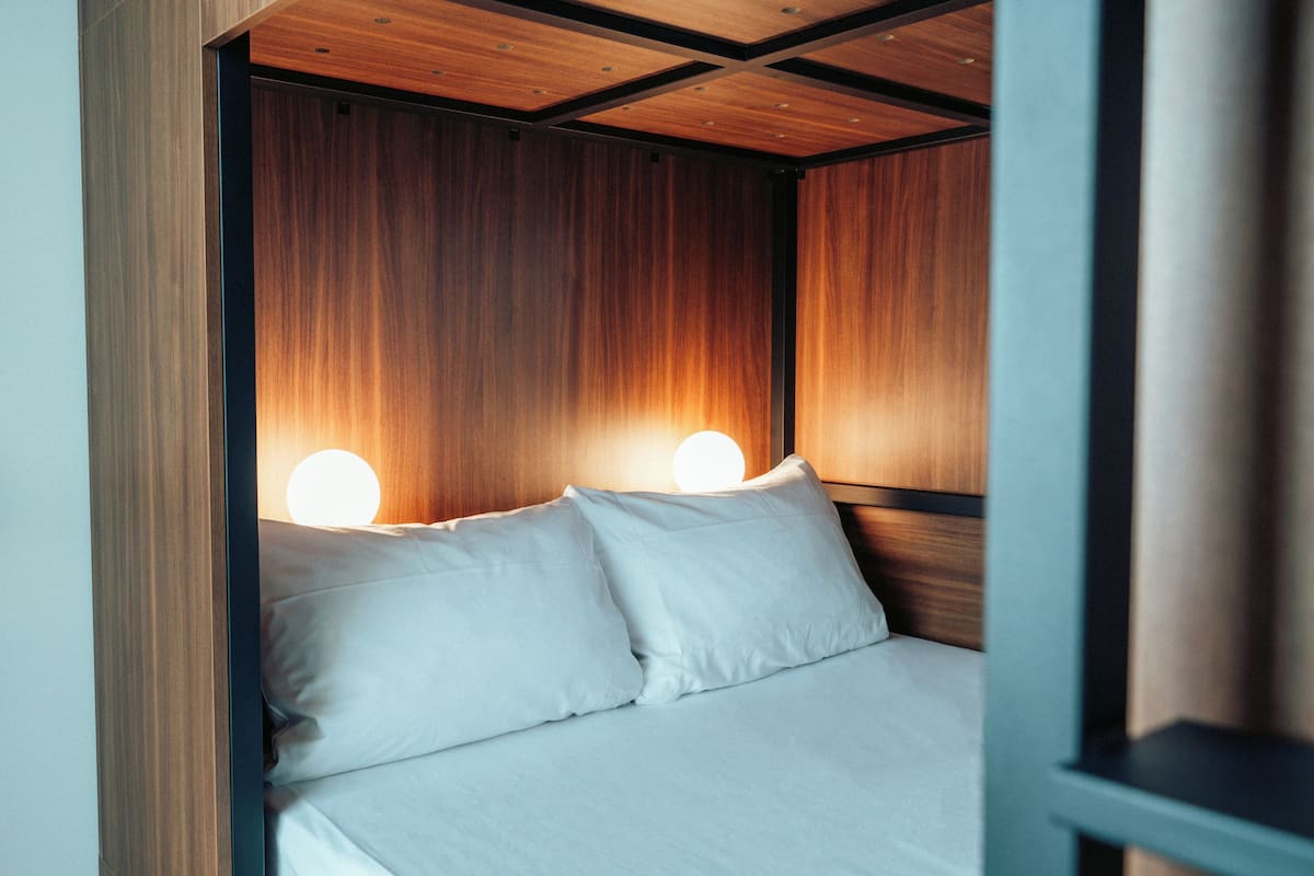 Basic-Doppel- oder -Zweibettzimmer | Hochwertige Bettwaren, Verdunkelungsvorhänge, schallisolierte Zimmer