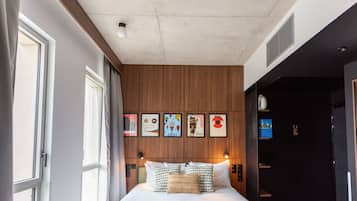 Habitación triple clásica | Ropa de cama de alta calidad, cortinas blackout y insonorización