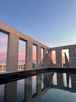 Una piscina al aire libre de temporada